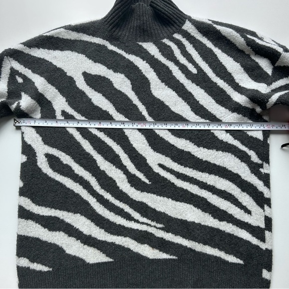 French CONNECTION Tiger Jacquard Sweater Size Medium - Picture 4 of 8